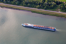 Passagierdampfer auf dem Rhein in Rhinau im Bundesland Bas-Rhin, Frankreich