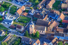 Kirche und Mairie in Dorfmitte in Hessenheim im Bundesland Bas-Rhin, Frankreich