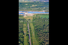Straße zur Rheinschleuse mit Wasserkraftwerk Marckolsheim der EDF im Bundesland Bas-Rhin, Frankreich