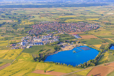 Ortsansicht aus Südwesten mit Baggersee/Kiesgrube Wyhl mit schwimmender PV-Anlage der Hermann Uhl KG - Werk Wyhl-Ort in Wyhl am Kaiserstuhl im Bundesland Baden-Württemberg, Deutschland