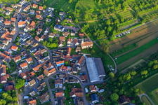 Dorfansicht mit Abdeckfuchs24 GmbH und Kirche St. Sebastian im Ortsteil Bombach in Kenzingen im Bundesland Baden-Württemberg, Deutschland