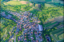 Luftbild von Dorfansicht mit Abdeckfuchs24 GmbH und Kirche St. Sebastian im Ortsteil Bombach in Kenzingen im Bundesland Baden-Württemberg, Deutschland