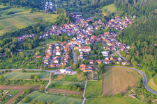 Winzerdorfansicht aus Westen mit Kirche St. Hilarius im Ortsteil Bleichheim in Herbolzheim im Bundesland Baden-Württemberg, Deutschland