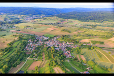 Luftbild von Dorfansicht von Westen im Ortsteil Ettenheimweiler im Bundesland Baden-Württemberg, Deutschland