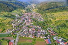 Luftbild von Dorfansicht im Ettenbachtal von Westen im Ortsteil Münchweier in Ettenheim im Bundesland Baden-Württemberg, Deutschland