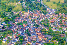 Dorfansicht im Ettenbachtal mit Heilig- Kreuz Kirche von Westen im Ortsteil Münchweier in Ettenheim im Bundesland Baden-Württemberg, Deutschland