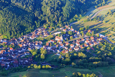 Winzerdorfansicht aus Norden mit Kirche St. Hilarius im Ortsteil Bleichheim in Herbolzheim im Bundesland Baden-Württemberg, Deutschland