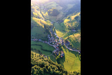 Luftbild von Dorfansicht im Reichenbachtal von Westen in Freiamt im Bundesland Baden-Württemberg, Deutschland