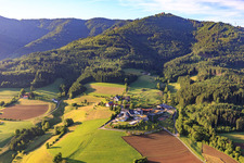 Elztalhotel unter der  Wallfahrtskapelle „Unserer Lieben Frau vom Hörnleberg” im Ortsteil Rüttlersberg in Winden im Elztal im Bundesland Baden-Württemberg, Deutschland