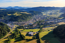 Stadtansicht im Elz-Tal aus Südwesten in Elzach im Bundesland Baden-Württemberg, Deutschland