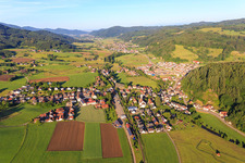 Ortsansicht im Elz-Tal aus Nordosten im Ortsteil Allmend in Winden im Elztal im Bundesland Baden-Württemberg, Deutschland