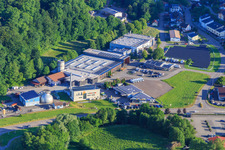 Gewerbegebiet Telfer Straße mit Schlachtbetrieb Gustav Winterhalter, Becherer Möbelwerkstätten Innenausbau GmbH, Autohaus Hin Hauptsitz Elzach, Kläranlage Elzach im Ortsteil Weinersberg im Bundesland Baden-Württemberg, Deutschland