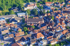 Kirche Sankt Nikolaus in der historischen Altstadt in Elzach im Bundesland Baden-Württemberg, Deutschland