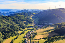Ortsteil Oberprechtal und Landwasserstraße zum Prinzbachhof mit Windpark Prechtaler Schanze im Ortsteil Dorf in Elzach im Bundesland Baden-Württemberg, Deutschland