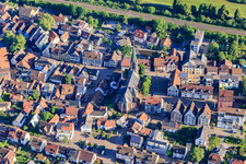 Hauptstraße mit Kirche St. Mauritius in Hausach im Bundesland Baden-Württemberg, Deutschland