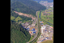Industriegebiet beidseits der B33 mit Sägewerk  Karl Streit GmbH & Co. KG,  Kienzler Stadtmobiliar GmbH und  Sievert Logistik SE in Hausach im Bundesland Baden-Württemberg, Deutschland