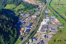Luftbild von Industriegebiet beidseits der B33 mit Sägewerk  Karl Streit GmbH & Co. KG,  Kienzler Stadtmobiliar GmbH und  Sievert Logistik SE in Hausach im Bundesland Baden-Württemberg, Deutschland