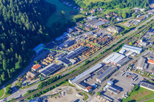 Luftaufnahme von Industriegebiet beidseits der B33 mit Sägewerk  Karl Streit GmbH & Co. KG,  Kienzler Stadtmobiliar GmbH und  Sievert Logistik SE in Hausach im Bundesland Baden-Württemberg, Deutschland