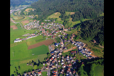 Ortsansicht aus Osten mit Kirche St. Michael und Obsthof Wolf in Fischerbach im Bundesland Baden-Württemberg, Deutschland