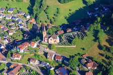 Friedhof und Kirche St. Michael in Fischerbach im Bundesland Baden-Württemberg, Deutschland