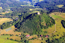 Luftbild von Burgruine Hohengeroldseck auf dem Schloßberg von Süden in Seelbach im Bundesland Baden-Württemberg, Deutschland
