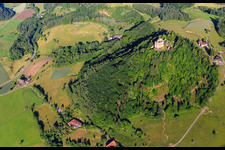 Schrägluftbild von Burgruine Hohengeroldseck auf dem Schloßberg von Süden in Seelbach im Bundesland Baden-Württemberg, Deutschland