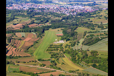 Landebahn 25 des Flugplatz Altdorf-Wallburg in Ettenheim im Bundesland Baden-Württemberg, Deutschland