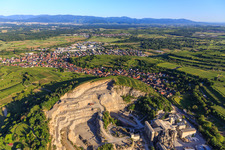 Luftaufnahme von Steinbruch Bötzingen der HANS G. HAURI KG Mineralstoffwerke im Ortsteil Oberschaffhausen im Bundesland Baden-Württemberg, Deutschland
