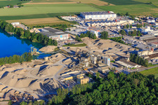 Rimsinger Baggersee / Kiesgrube Niederrimsingen mit P & S-Beton GmbH & Co. KG, Birkenmeier Stein + Design GmbH und H+H Kalksandstein GmbH im Ortsteil Oberrimsingen in Breisach am Rhein im Bundesland Baden-Württemberg, Deutschland