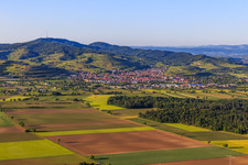 Winzerdorf am Kaiserstuhl aus Süden in Ihringen im Bundesland Baden-Württemberg, Deutschland