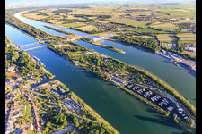 Rheininsel mit Schleuse, Rheinbrücke, Yachthafen in Vogelgrun im Bundesland Haut-Rhin, Frankreich