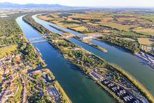 Rheininsel zwischen Breisach und Vogelgrün mit Schleuse, Rheinbrücke, Yachthafen in Breisach am Rhein im Bundesland Baden-Württemberg, Deutschland