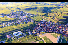 Eisentalstraße mit Kirche St. Johannes Baptist und  Wilhelm Hildenbrand Schule im Ortsteil Oberrotweil in Vogtsburg im Kaiserstuhl im Bundesland Baden-Württemberg, Deutschland