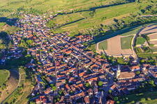 Winzerdorf im Kaiserstuhl aus Westen im Ortsteil Oberrotweil in Vogtsburg im Kaiserstuhl im Bundesland Baden-Württemberg, Deutschland