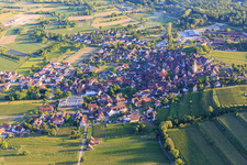 Dorfübersicht aus Norden im Ortsteil Burkheim in Vogtsburg im Kaiserstuhl im Bundesland Baden-Württemberg, Deutschland