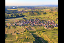 Dorfansicht aus Süden im Ortsteil Jechtingen in Sasbach am Kaiserstuhl im Bundesland Baden-Württemberg, Deutschland