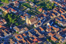 Dorfstraße mit Kirche Sankt Cosmas und Damian im Ortsteil Jechtingen in Sasbach am Kaiserstuhl im Bundesland Baden-Württemberg, Deutschland