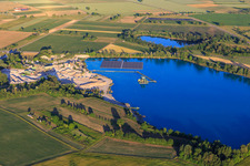 Luftbild von Baggersee/Kiesgrube Wyhl mit schwimmender PV-Anlage der Hermann Uhl KG - Werk Wyhl-Ort in Wyhl am Kaiserstuhl im Bundesland Baden-Württemberg, Deutschland
