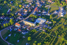 Rheinwaldhalle und Kommunale Kindertagesstätte Blumenwiese in Weisweil im Bundesland Baden-Württemberg, Deutschland