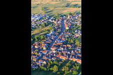Kirchstraße bis St. Ulrich im Ortsteil Oberhausen in Rheinhausen im Bundesland Baden-Württemberg, Deutschland