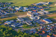 Gewerbegebiet mit Bürgerhaus Rheinhausen, Pflege im Generationenhaus St. Josef | Der Schwesternverband und REWE im Ortsteil Oberhausen im Bundesland Baden-Württemberg, Deutschland