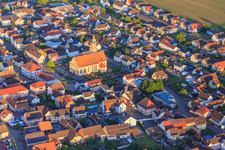 Pfarrkirche St. Johann Baptist und Friehof im Ortszentrum in Ringsheim im Bundesland Baden-Württemberg, Deutschland