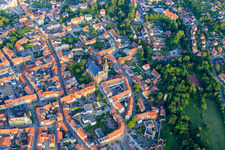 Schrägluftbild von Historische Altstadt mit Kirche St. Stephani, Markt und Tie in Aschersleben im Bundesland Sachsen-Anhalt, Deutschland