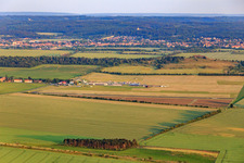 Flugplatz Ballenstedt aus Norden im Ortsteil Asmusstedt im Bundesland Sachsen-Anhalt, Deutschland