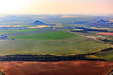 Kegelförmige Schieferhalden im Ortsteil Volkstedt in Eisleben im Bundesland Sachsen-Anhalt, Deutschland