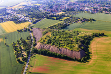 Am Theodorschacht mit renaturierter,. flacherAbraumhalde in Klostermansfeld im Bundesland Sachsen-Anhalt, Deutschland