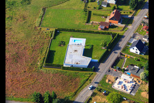 Flachdachvilla mit Pool und hoher Hecke in Klostermansfeld im Bundesland Sachsen-Anhalt, Deutschland