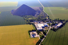 Ernst-Thälmann-Schacht vor der Pyramide der Mansfelder Landes - Schieferhalde im Ortsteil Hübitz in Gerbstedt im Bundesland Sachsen-Anhalt, Deutschland