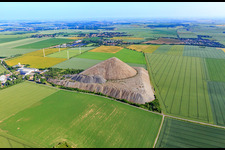 Pyramide der Mansfelder Landes - Schieferhalde aus Südosten im Ortsteil Hübitz in Gerbstedt im Bundesland Sachsen-Anhalt, Deutschland