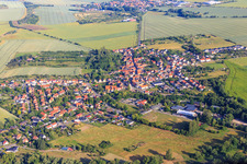 Dorfansicht aus Osten im Ortsteil Weddersleben in Thale im Bundesland Sachsen-Anhalt, Deutschland